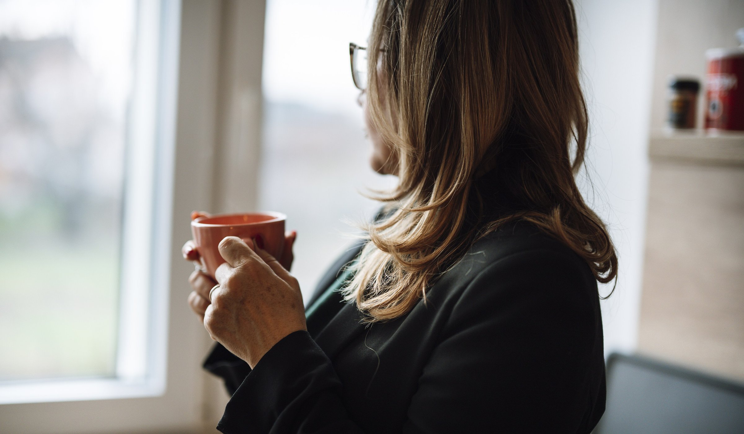 Una persona serena a casa propria, la mattina